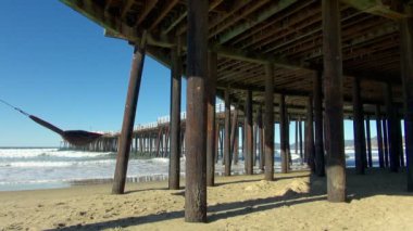 Sörfçü California ve sörf için hazırlanıyor Pismo iskelenin altındaki yürüyüş