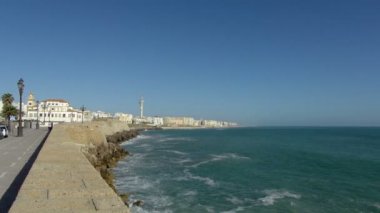 Cadiz İspanya taş tahta üzerinde dalgaların sıçramasına ve turistik Spot Blue Horizon görmek