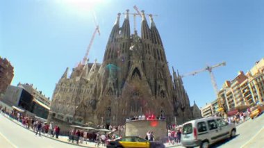 Zaman atlamalı: Gaudi'nin Sagrada Familia Kilisesi ile dolu İspanya sitesinde arayan turist hayran.