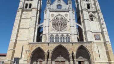Pan yukarı doğru: Camino De Santiago Leon İspanya turist ve günün tadını Kilisesi'nin n açık oynayan çocuklar ile