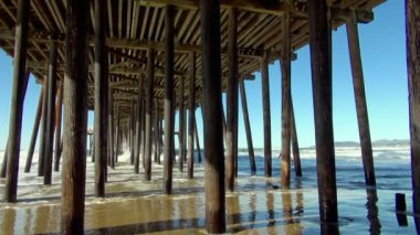 Kadın Pismo Pier dalgalar vurmak için heyecanlı California'da sörf