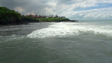 Bali Endonezya huzurlu kıyı beldesinde geniş açı çekim