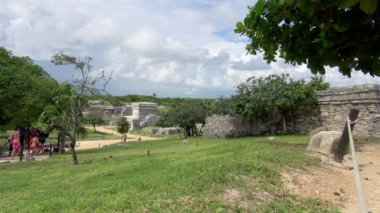 Tulum kalıntıları Meksika için yolda yürüyen turist