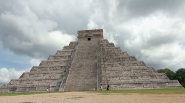 Piramit tüylü yılan turist ile tam bir görünümünü