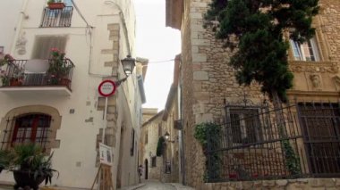 Sitges İspanya ile insanlar geçiş binadan binaya küçük yan sokakta