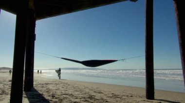 Pan soldan sağa: hamak ve Pismo Beach California görünümünü