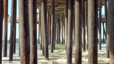 Zoom-out: büyük sağlam destek ve Pismo Pier temeli California'da buldum