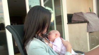 Güzel anne yavaşça onu uyuyan sevimli bebek mutlu ve sevgi okşama