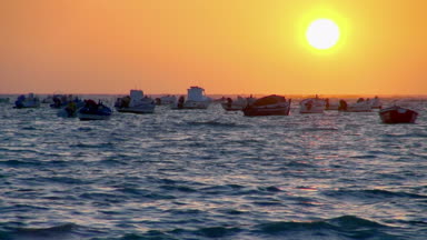 Güzel batan güneşin ve Cadiz İspanya teknelerin üzerinde serbestçe yüzen tahta yakın: