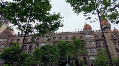 Soldan sağa kaydırmak eski hava olarak serin bir esinti ile ağaçları ile kaplı bina