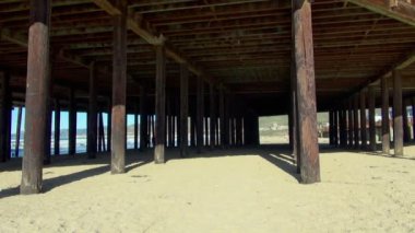 Pan sağdan sola: şaşırtıcı görünümü altında Pismo Pier insanlar onun gölge gizleme arkasında ile