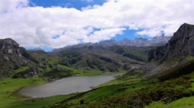 Wide: Bulutsuz bir günde Covadonga göl alanı keşfetmek turist ile göl huzurlu sonu