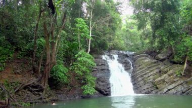 Zaman atlamalı bir adam neşeyle gülümsüyor ve at the falls puan. 