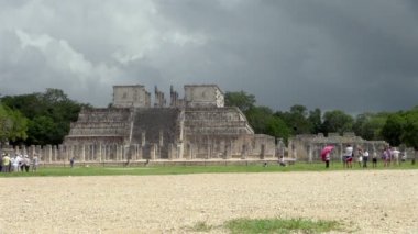 Meksika bin sütunların Plaza'daki sosyalleşme turist