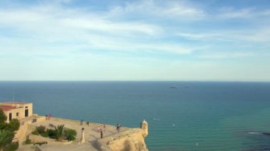 Alicante İspanya Yönetim Kurulu yürüyüş turist gelen tanker ile okyanusun inanılmaz güzel manzara