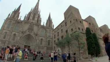 Zaman atlamalı: Barcelona İspanya ile belgili tanımlık merdiven üstünde oturan insanlarla dolu bir güzel kilise