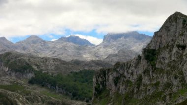 Wide: Beyaz bulut kaplı dağ ve göl Covadonga gösterilen onun ihtişamı