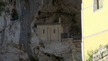 Zoom-out ve Pan: Saint Mary Covadonga İspanya bir kitle köşedeki sırasında zafer Kilisesi'nin muhteşem görünüm