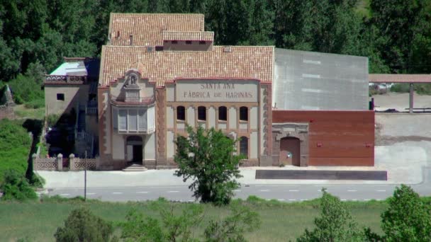 西班牙卡多纳的老圣安娜工厂坐落在一座古老的结构建筑中 — 图库视频影像