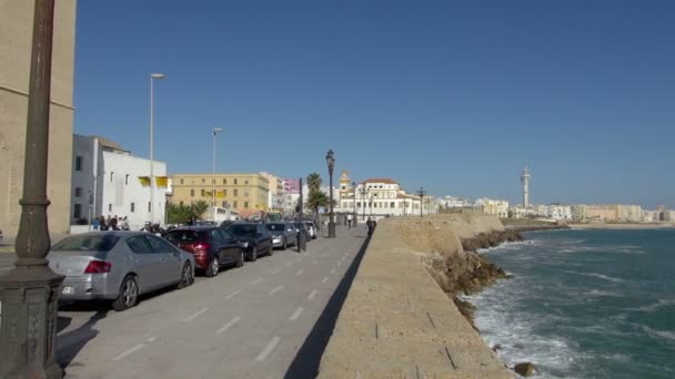 Pan จากซ ายไปขวาของทางเด อเส ยงและโครงสร างส ขาวท สวยงามของ Cadiz สเปนในว — วีดีโอสต็อก