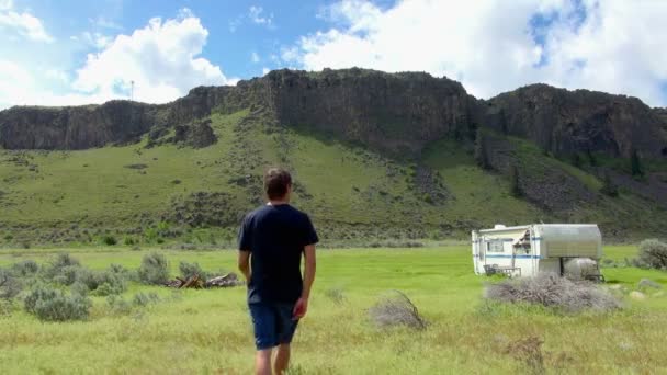 Man Looking Scenic Camping Site Vista Del Increíble Río Naches — Vídeo de stock