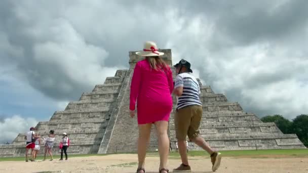 Les Touristes Profitent Pyramide Kukulkan Laps Temps — Video