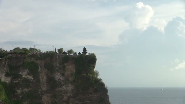缩小拍摄的巴厘岛印尼悬崖与小屋在它 — 图库视频影像