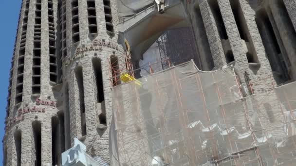 Upptagen Kran Sagrada Familia Hittade Barcelona Spanien Medan Transportera Byggmaterial — Stockvideo