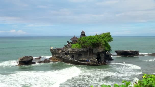 インドネシア バリ島の太陽の下で小さな岩の島のショット — ストック動画
