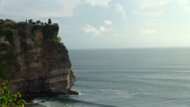 Weitwinkelaufnahme Von Klippe Und Meer Von Uluwatu Indonesien — Stockvideo