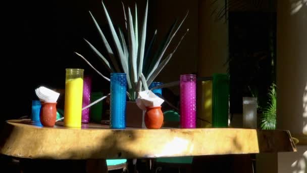 輝く太陽の自然光の下で美しいテーブル表示 — ストック動画