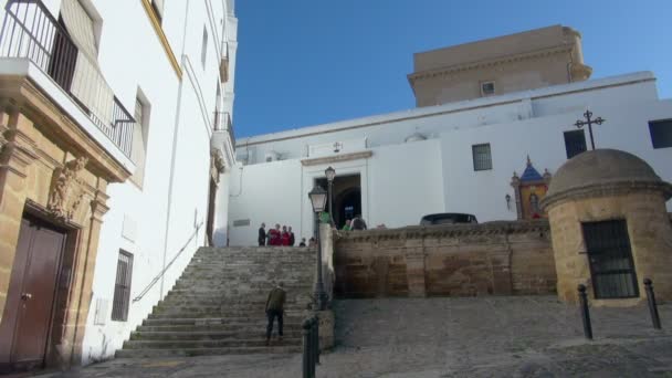 Sitio Hermosos Edificios Blancos Antiguos Escaleras Alrededor Cádiz Con Gente — Vídeo de stock