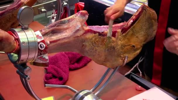 Κοπή Απαλά Yummy Jamon Iberico Από Έναν Χασάπη Μια Αγορά — Αρχείο Βίντεο