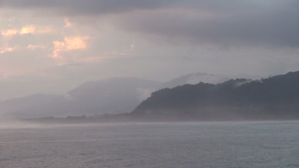 Quepos Deniz Kıyısı Sisli Bir Gün Doğarken — Stok video