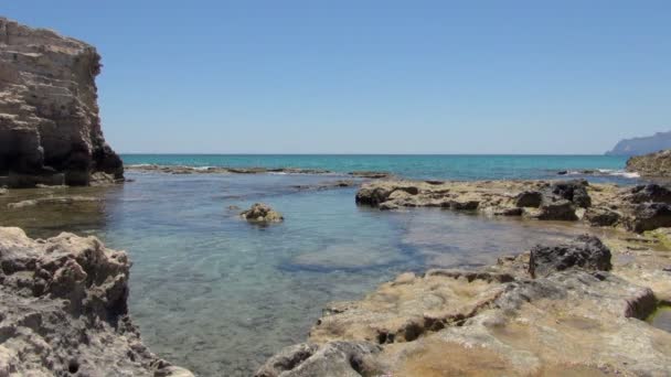 在阳光明媚的日子 Moreira 西班牙的岩石上的海洋和高山景观 — 图库视频影像