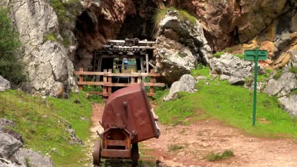 Piccolo Tunnel Con Vista Che Attraversa Montagne — Video Stock