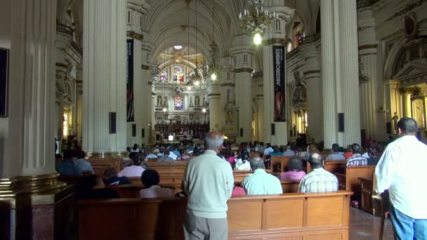 People Quietly Praying Magnificent Cathedral Assumption Our Lady Guadalajara Mexico — Stock Video