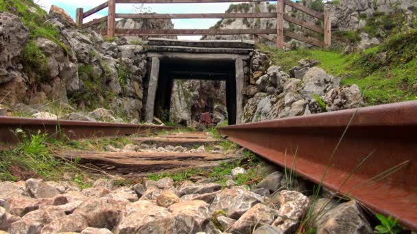 Worms Eye View Old Rusty Rail Road Covadonga Espanha Montanha — Vídeo de Stock