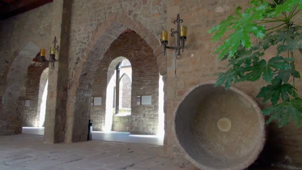 Внутри Прекрасно Вдохновлённой Церкви Кардона Испания — стоковое видео