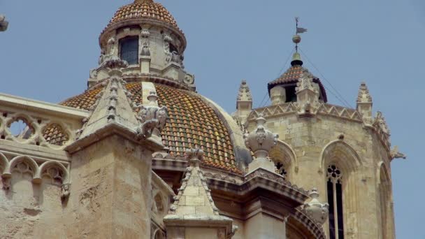 カラフルなタイルのデザインの詳細を示す美しい教会の上部 — ストック動画