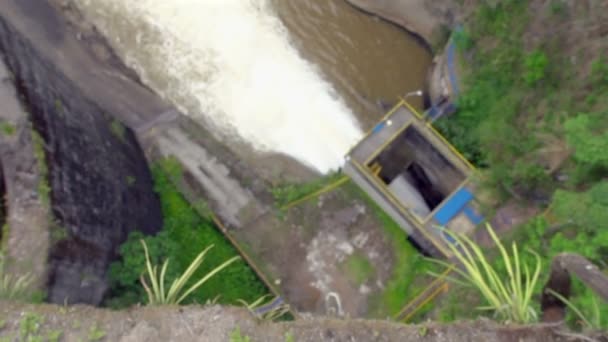 大坝上方悬崖边缘的水坝鸟瞰图 — 图库视频影像