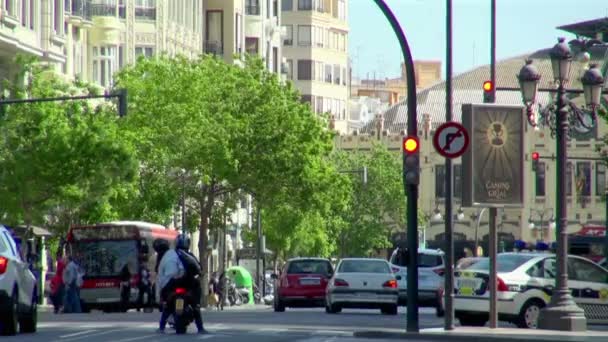 Par Motorcykel Stannade Vid Trafikljus Valencia Spanien Väntar Att Passera — Stockvideo