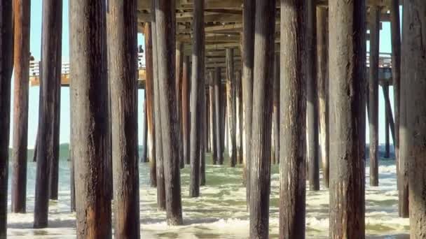 Zoom Out Grote Stevige Ondersteuning Stichting Van Pismo Pier Gevonden — Stockvideo