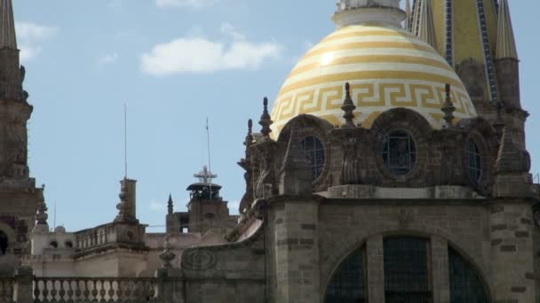 在墨西哥的我们的夫人的假设瓜达拉哈拉大教堂的惊人的塔 — 图库视频影像