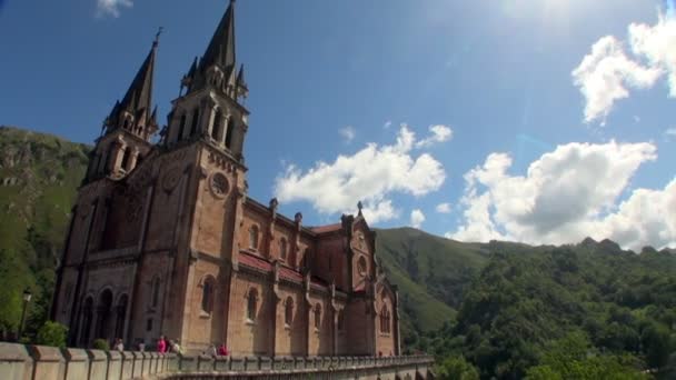 Pan Soldan Sağa Inanılmaz Güzel Doğa Katedral Çevrili Covadonga Spanya — Stok video