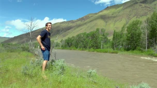 Man Met Een Geweldige Grote Dag Prachtige Rivier Naches Yakima — Stockvideo