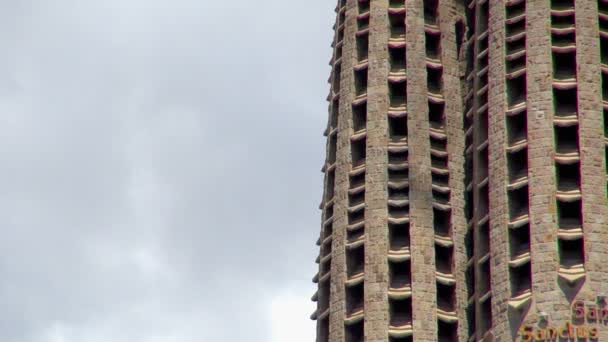 Las Torres Sagrada Familia Famosa Iglesia Mostrando Sus Ventanas Apuntando — Vídeos de Stock
