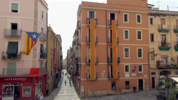 Kleine Zijstraat Tarragona Spanje Met Drukke Mensen Lopen Gebouwen — Stockvideo