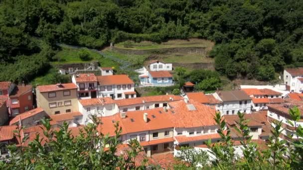 左から右へのパン クディジェロ スペインと場所を囲む自然の村の家を描いた単色のすばらしい眺め — ストック動画