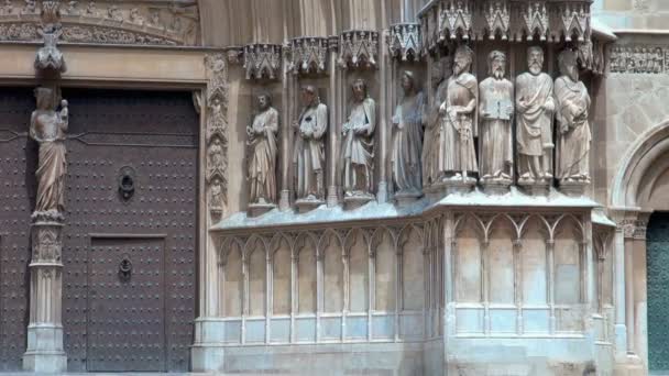 Faces Diferentes Das Estátuas Icônicas Catedral Tarragona Espanha Porta Aço — Vídeo de Stock